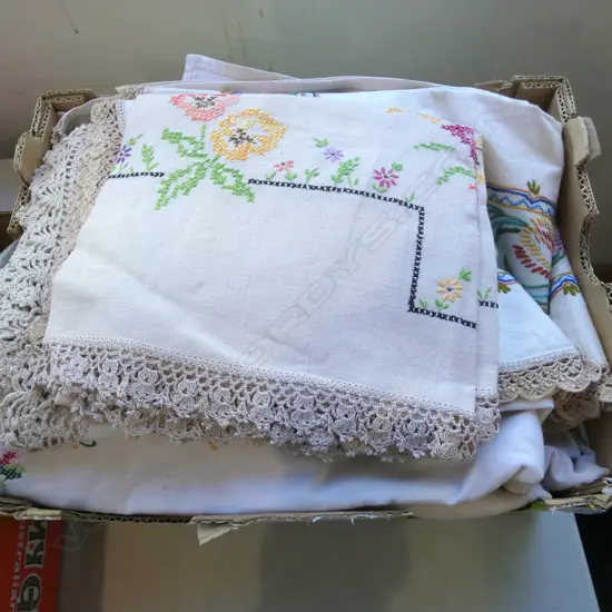 BOX OF VINTAGE LINEN TABLE CLOTHS ETC