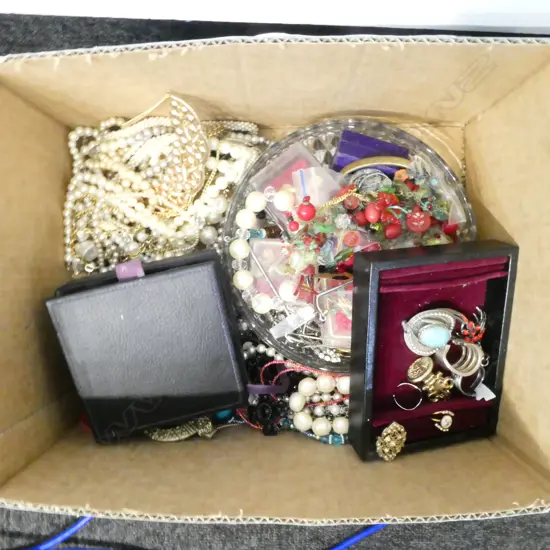 LARGE COLLECTION OF COSTUME JEWLERY