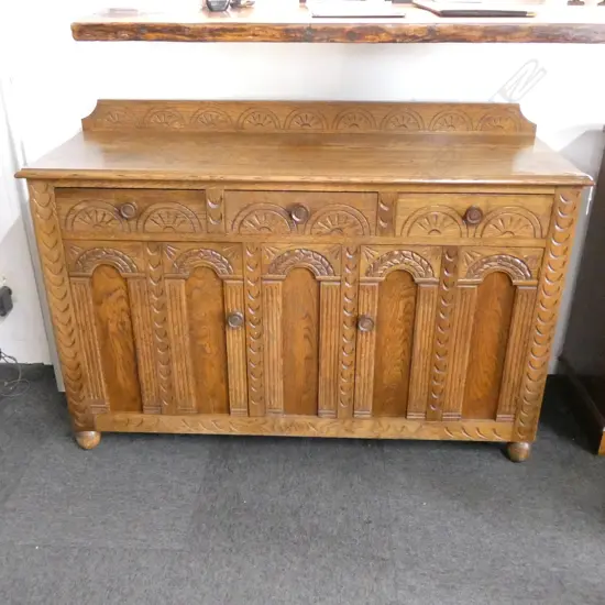CARVED OAK SIDEBOARD, 3 DRAWERS OVER 2 DOORS, 1330 x 450 x 920mm