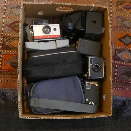 COLLECTION OF 8 VINTAGE CAMERAS