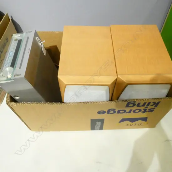 SMALL SONY STEREO & 2 SPEAKERS