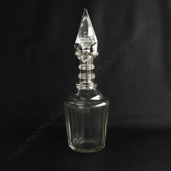 Amlarge three ring decanter with pointed stopper,