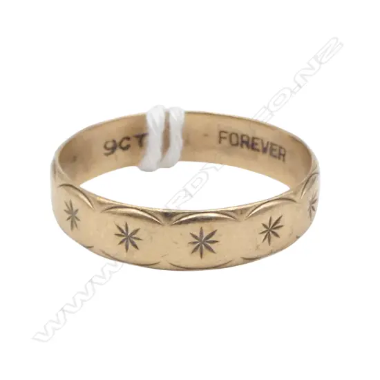 9ct GOLD BAND RING with repeat star decoration 2.4gms SIZE S