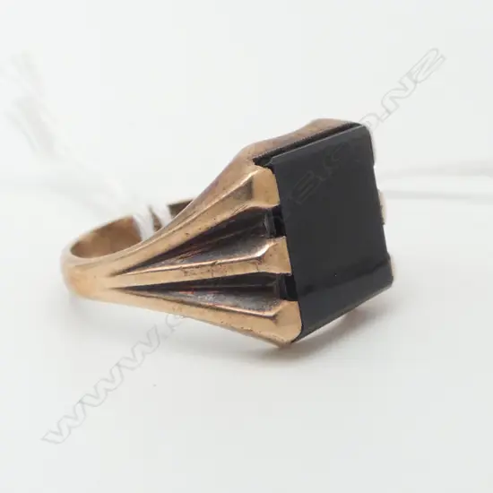 GENTS ONYX SIGNET RING, 5.82gm SIZE R
