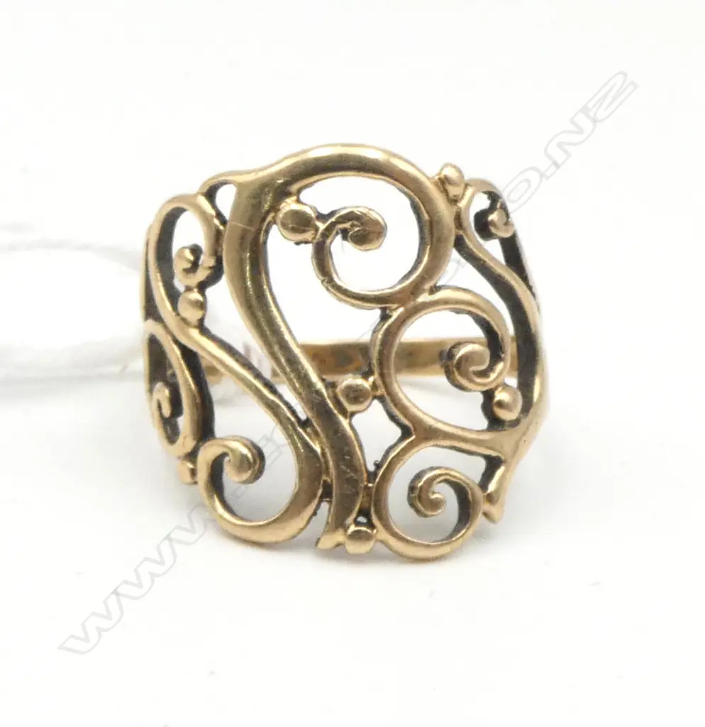 9ct GOLD & OPEN SCROLL RING 2.9gms SIZE N1/2 Image 1++