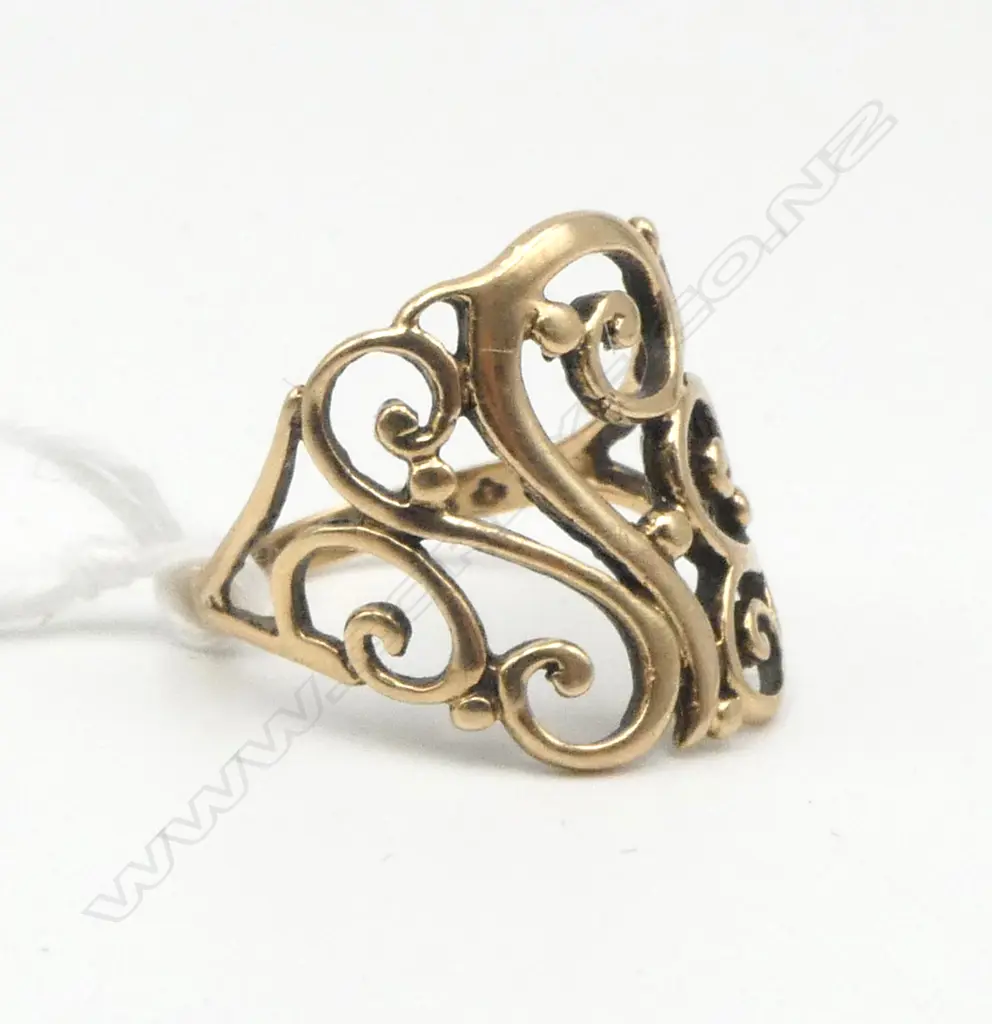 9ct GOLD & OPEN SCROLL RING 2.9gms SIZE N1/2 Image 1++