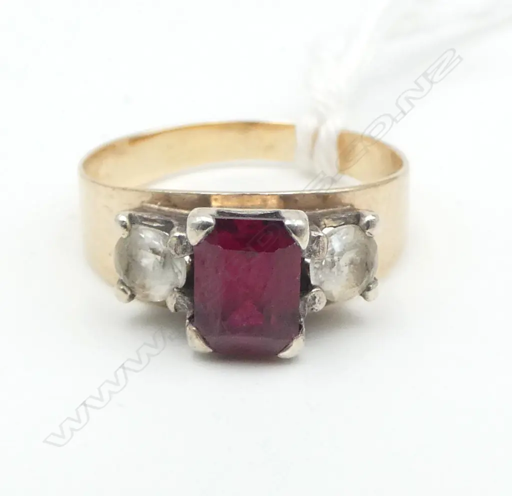 VINTAGE 9ct GOLD RED & FAUX DIAMOND RING 2.65gms SIZE O1/2 Image 1++