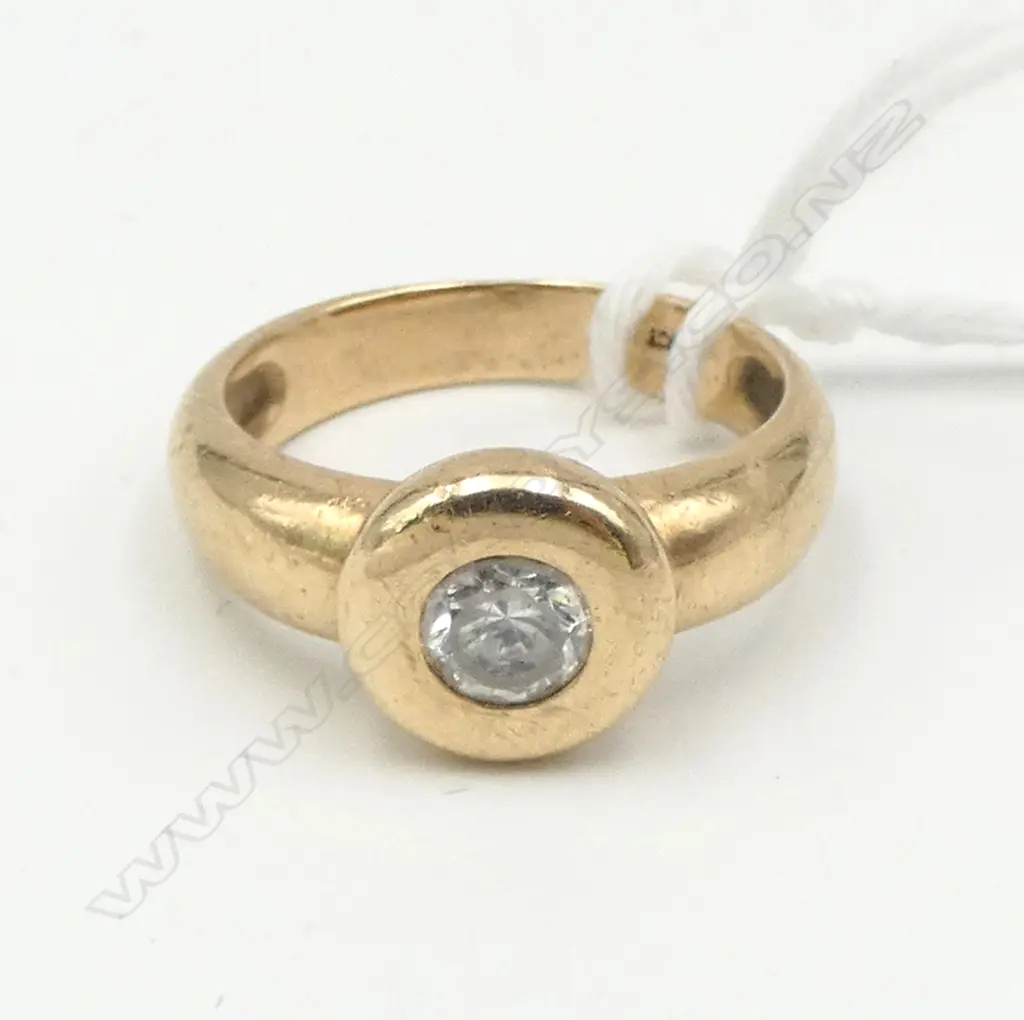 9ct GOLD & FAUX DIAMOND SOLITAIRE RING wide rub over mount 4.58gms SIZE N Image 1++