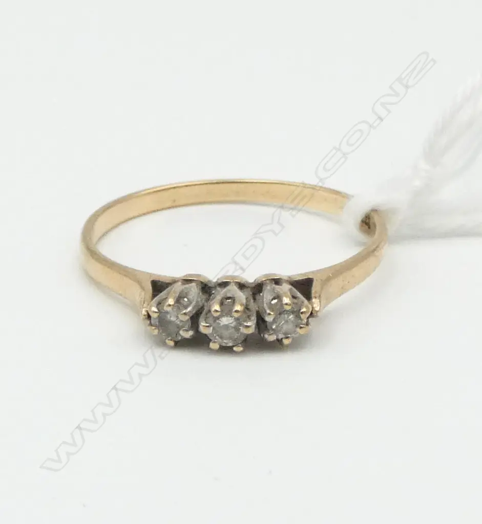 ESTATE 9CT GOLD AND 3 STONE DIAMOND RING 1.19gms SIZE O Image 1++