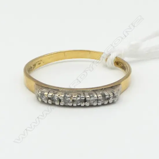 18ct Y/GOLD & 7 small DIAMOND BAND RING 2.3gms SIZE Q