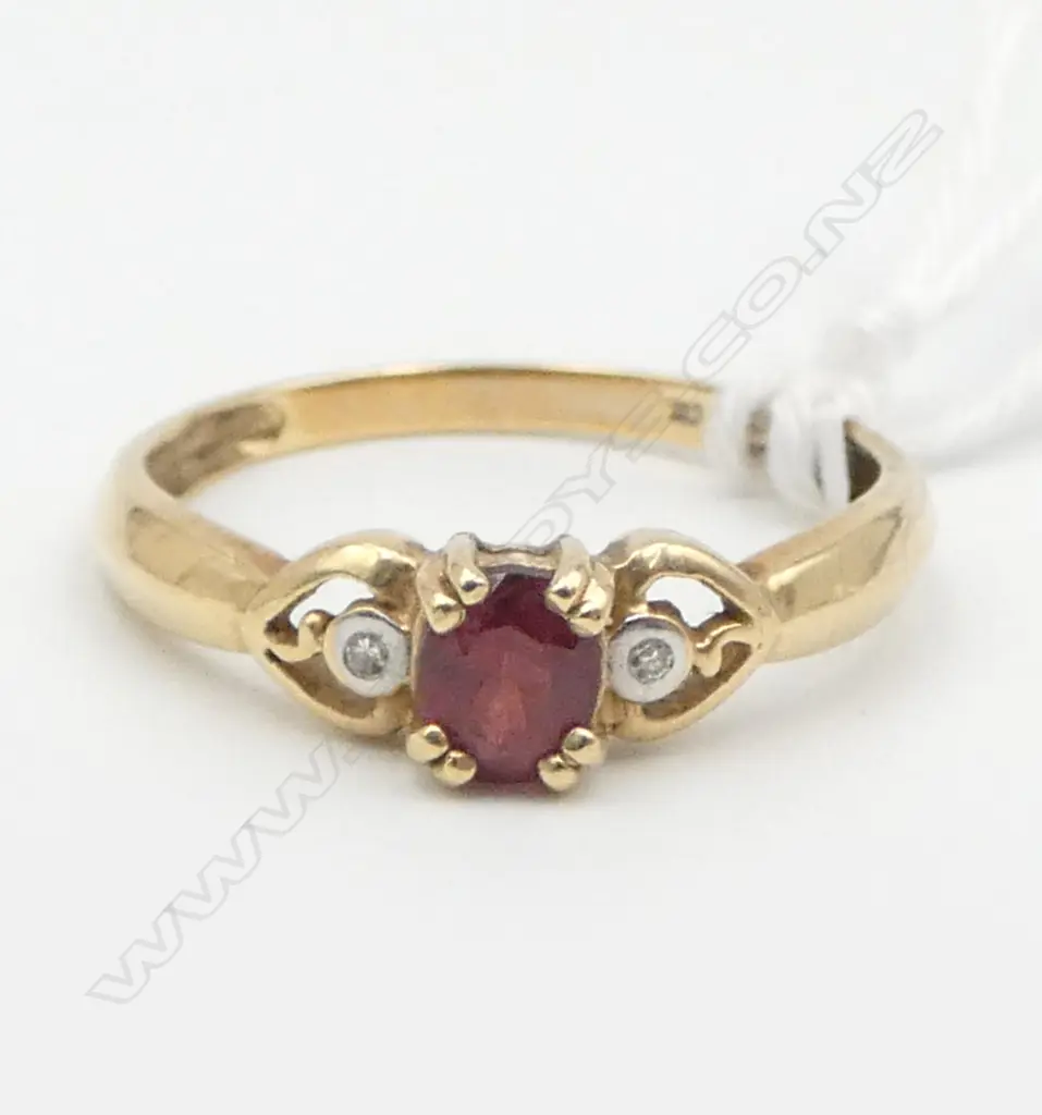 9CT GARNET & SMALL DIAMOND RING, 1.9gms SIZE Q Image 1++