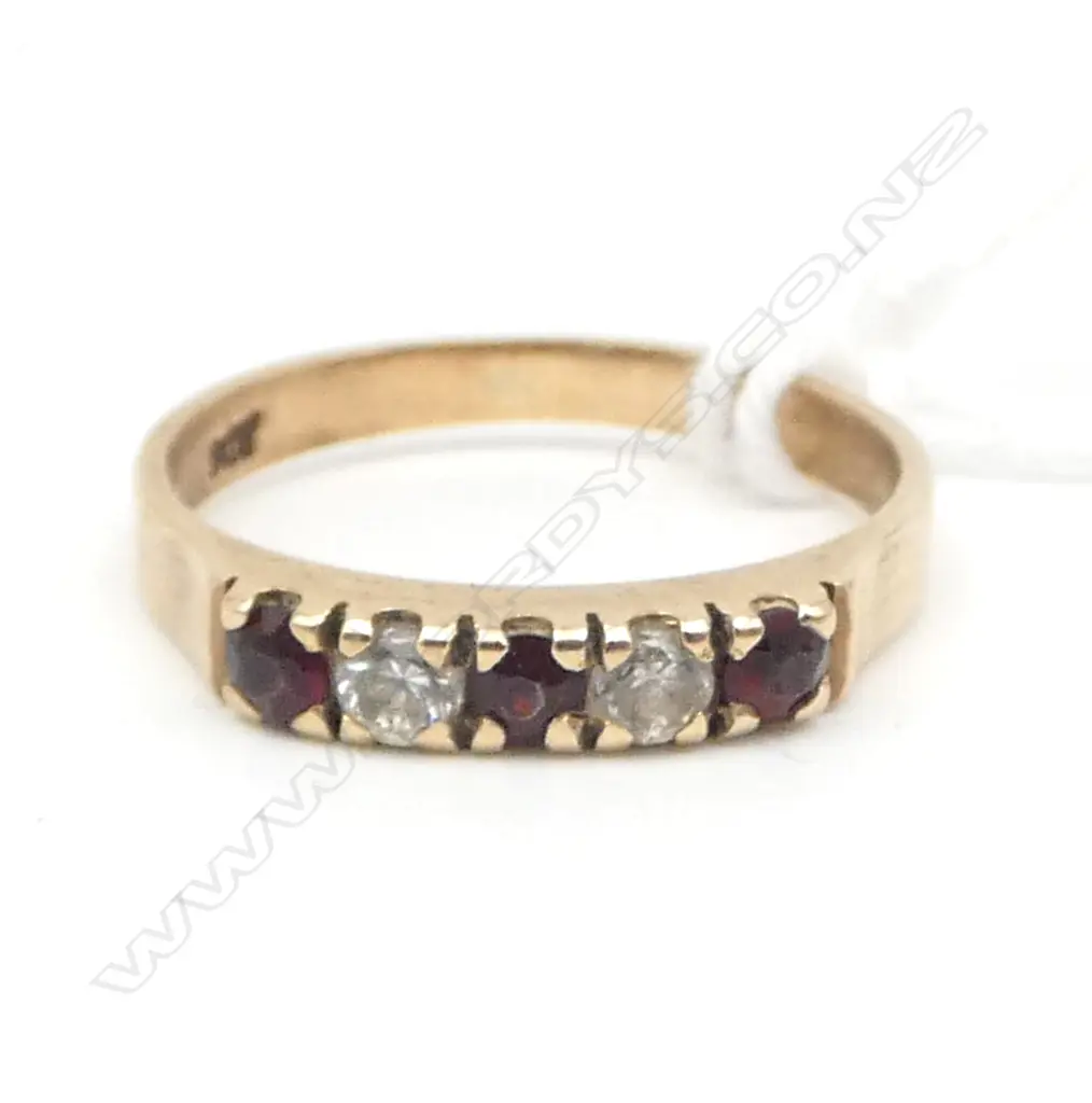 9ct GOLD & GARNET CZ SET BAND RING 1.74gms SIZE K Image 1++
