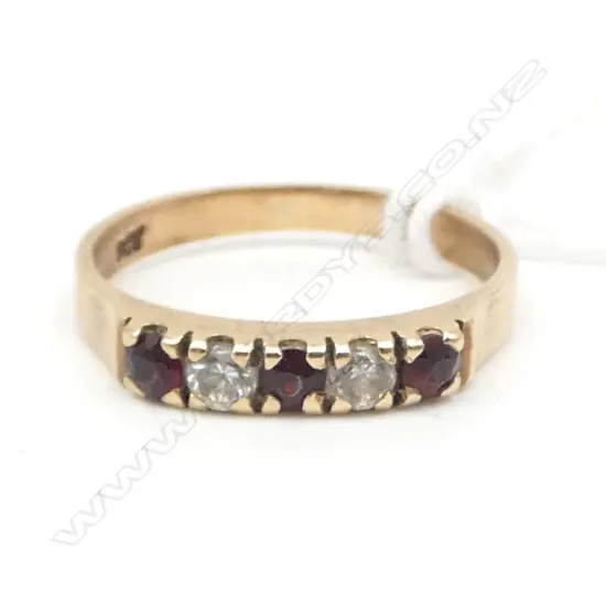 9ct GOLD & GARNET CZ SET BAND RING 1.74gms SIZE K