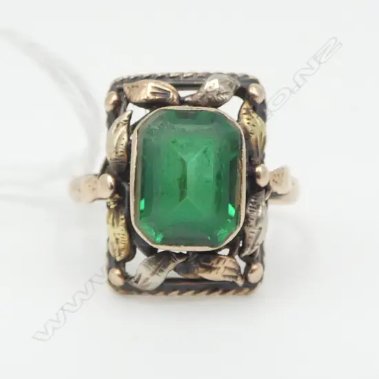 9ct GOLD FANCY leafy MOUNT GREEN GEMSTONE RING  stone slightly abraded 3.1gms SIZE L
