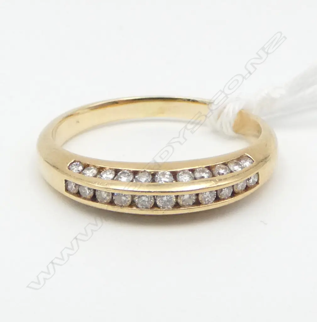 14CT GOLD AND DIAMOND BAND TDW. 0.33ct SIZE O Image 1++