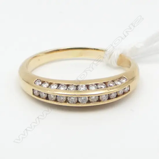 14CT GOLD AND DIAMOND BAND TDW. 0.33ct SIZE O