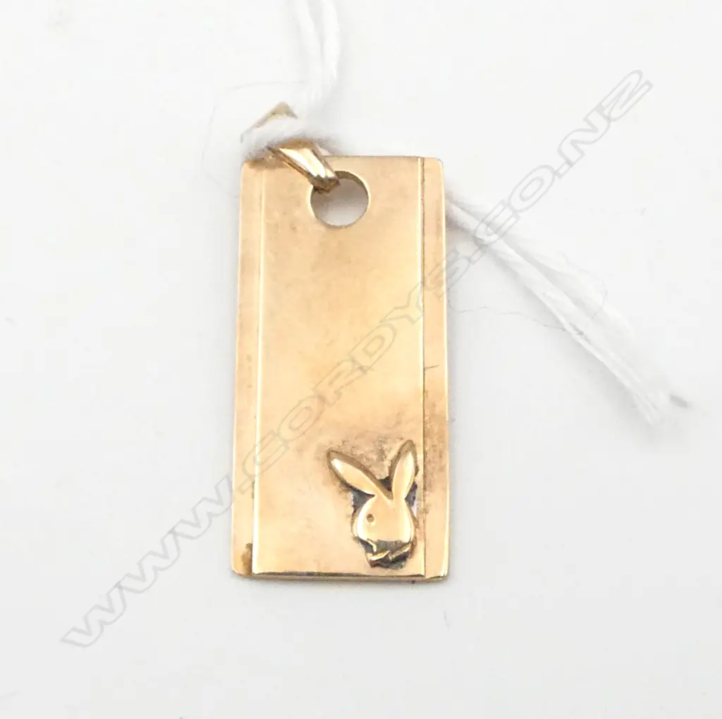 9ct GOLD PLAYBOY TABLET FORM PENDANT 3.27gms Image 1++