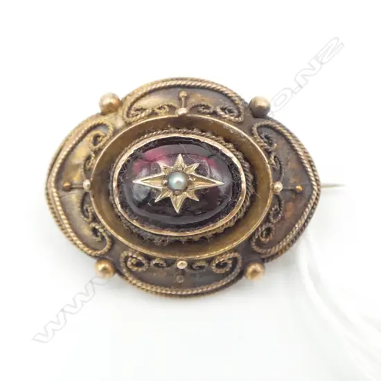 ANTIQUE 9CT MEMORIAL BROOCH W.28mm, 6.3gms