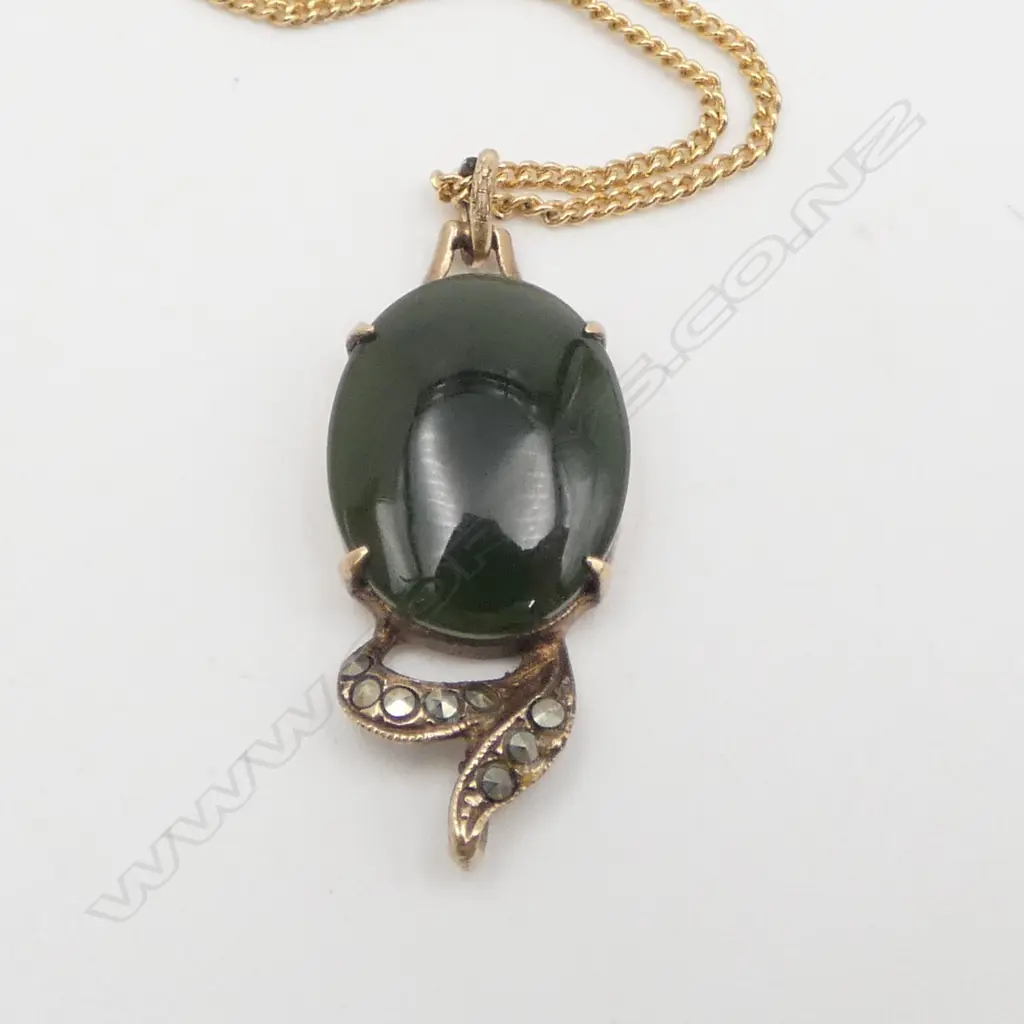9ct GOLD FRAMED GREEN STONE PENDANT on rolled gold CHAIN Image 1++