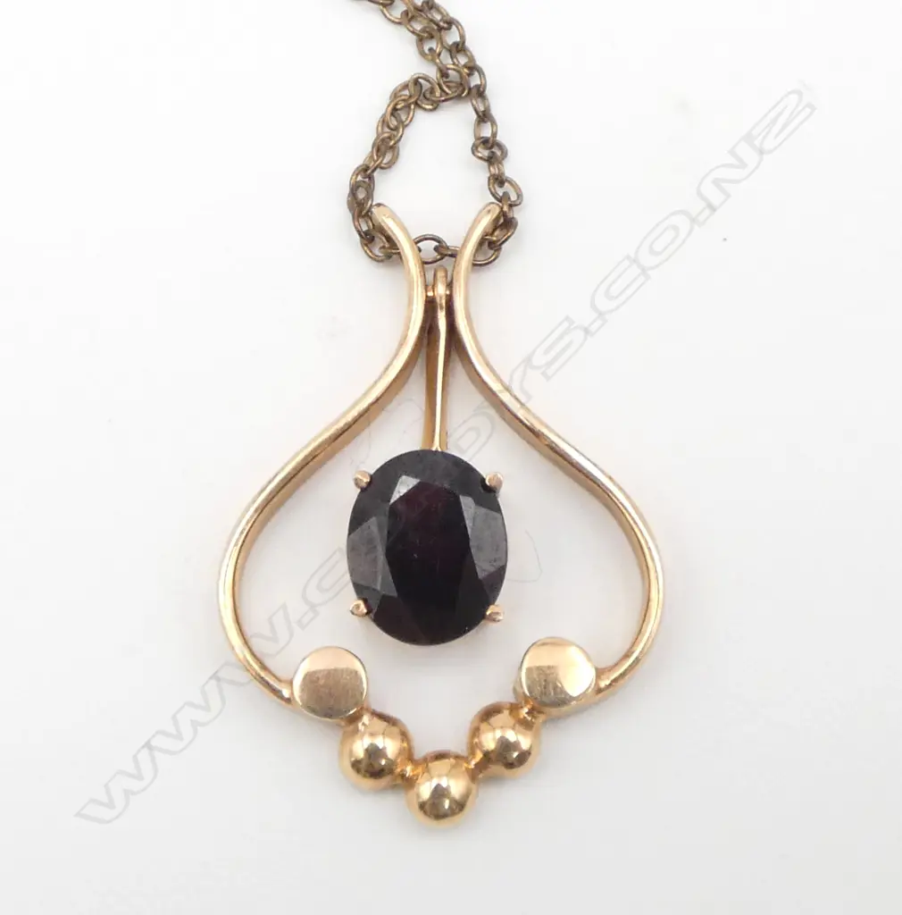 9ct GOLD & GARNET VINTAGE PENDANT 3.4gms on plated CHAIN Image 1++