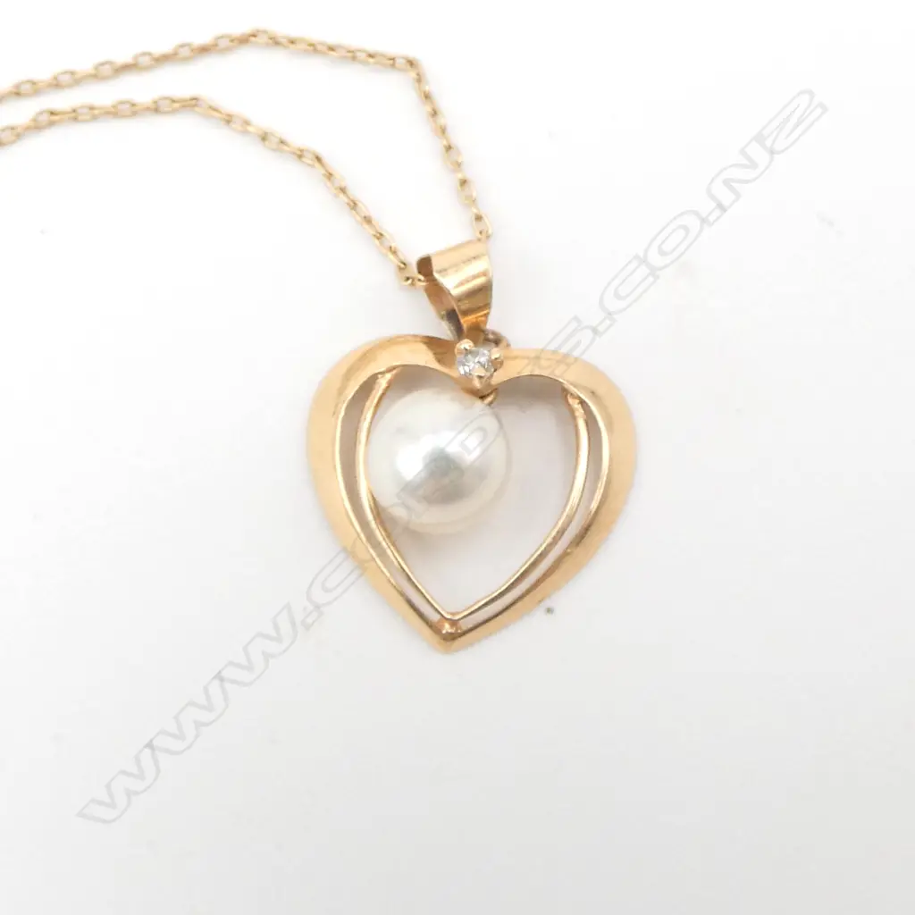 14ct GOLD PENDANT w pearl & diamond ON 10ct GOLD CHAIN 1.7gms total Image 1++