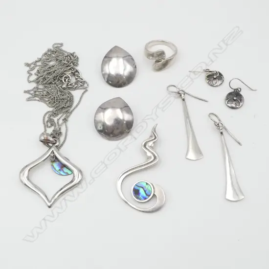 COLLECTION VINTAGE MODERNIST SILVER JEWELLERY: 2 pendants + 2 prs earrings + ring + chain