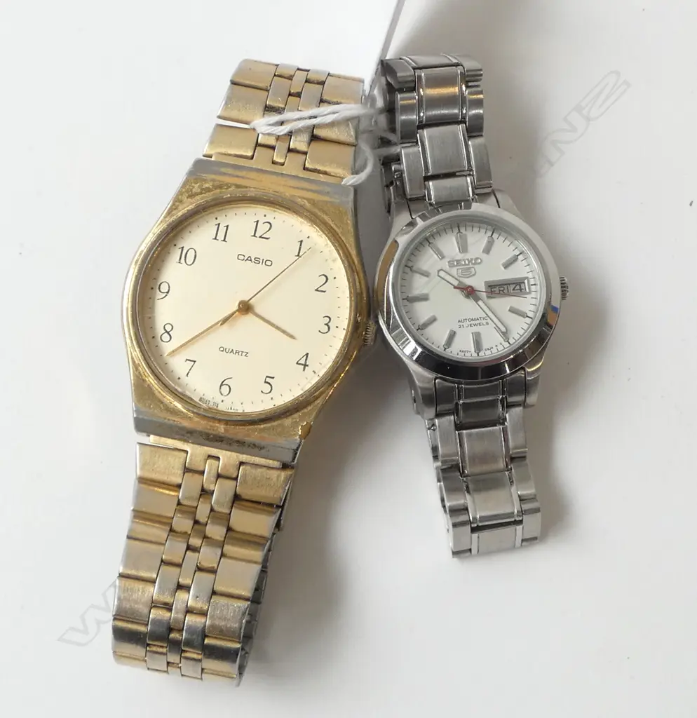 2 VINTAGE CASIO WRISTWATCHES  Image 1++