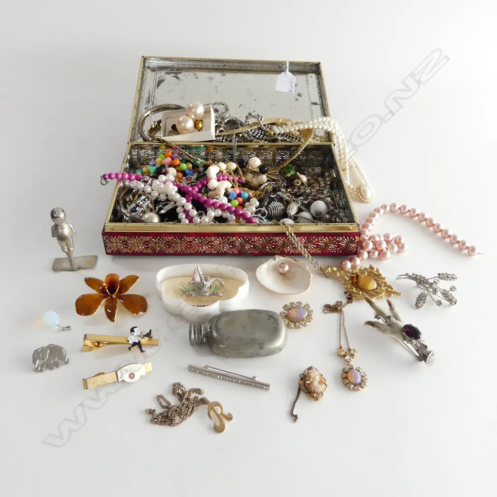 TIN OF COSTUME JEWELLERY Image 1++