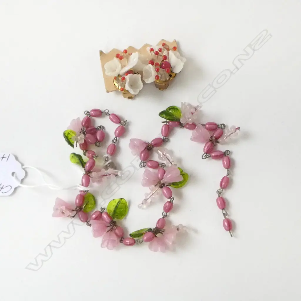 VINTAGE GLASS FLOWER NECKLACE & EARRINGS SET necklace clasp fitting faulty Image 1++