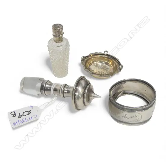 4 PCES SILVER; STRAINER & NAPKIN RING 27gms, BOTTLE & STOPPER