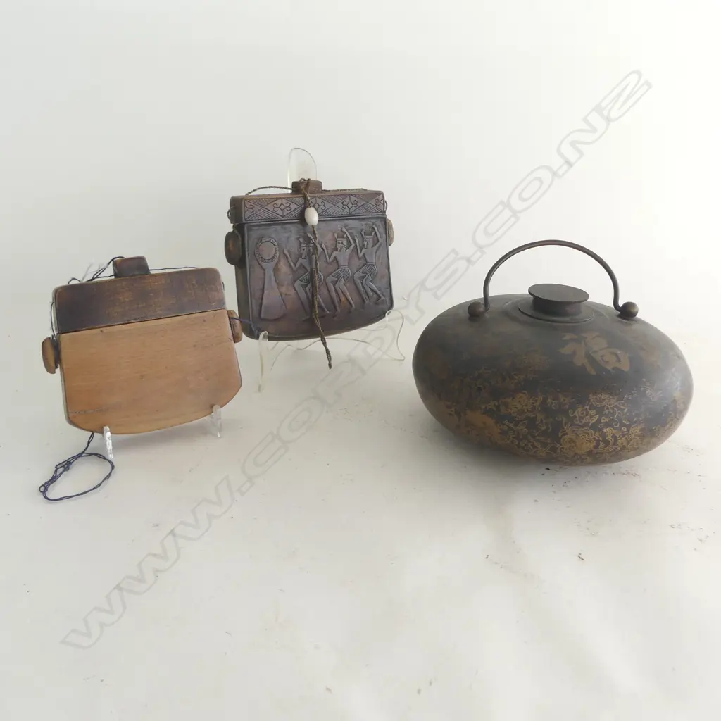 CHINESE BED WARMER + 2 WOOD PURSE BOXES Image 1++