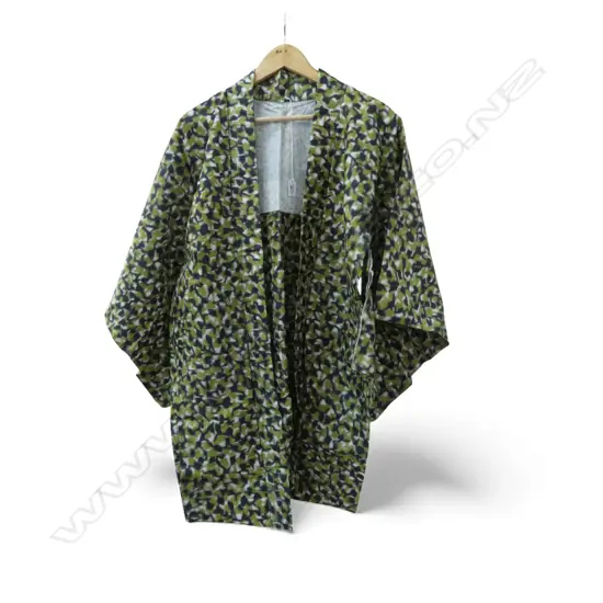 VINTAGE HALF LENGTH TRADITIONAL SILK KIMONO - GREEN / BLACK & WHITE SPLASH PATTERN - UNLINED