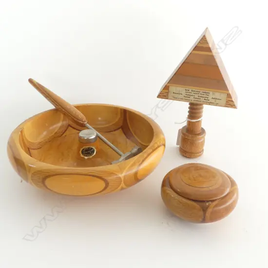 'SOVEREIGN' NZ TIMBERS VINTAGE NUR CRACKER BOWL + HAMMER + triangular cracker + lidded bow