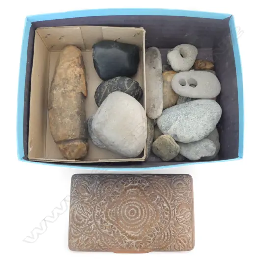 COLLECTION ASST. WORKED STONES INCL. 2 NEPHRITE PEBBLES & WOODEN BOX W.200mm
