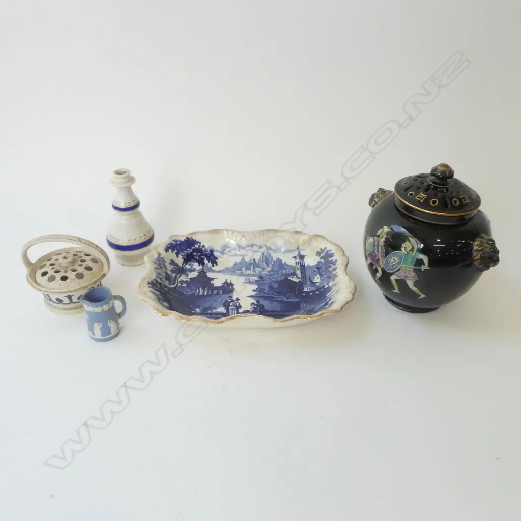 5 PCES CHINA; WEDGWOOD, POTPOURRI etc Image 1++