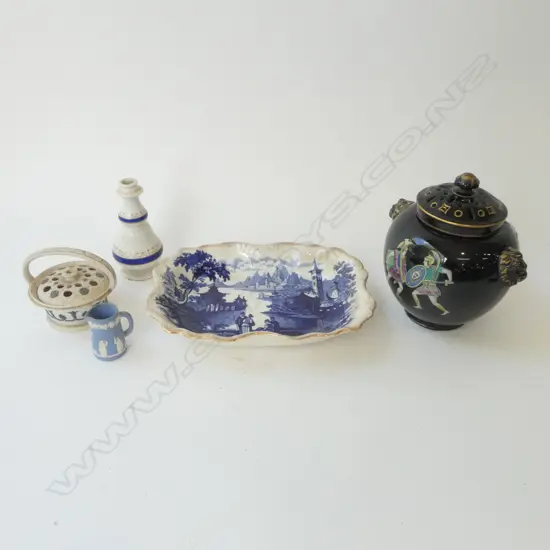 5 PCES CHINA; WEDGWOOD, POTPOURRI etc