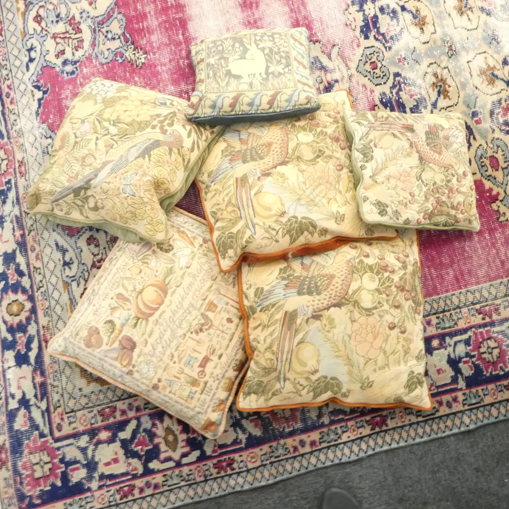 6 TAPESTRY CUSHIONS  Image 1++