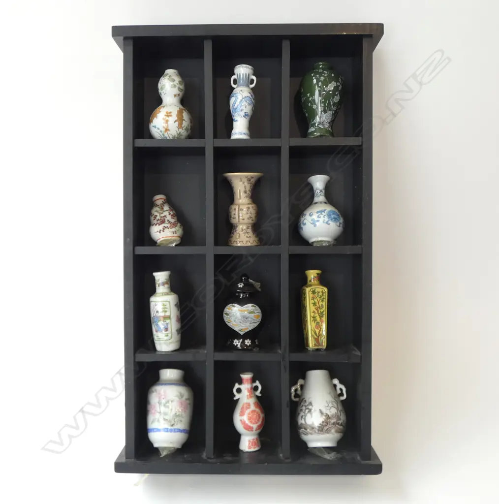 BLACK COLLECTORS SHELF w. 12 ORIENTAL VASES 280x470mm Image 1++