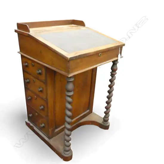 VICT WALNUT DAVENPORT H870 W520MM