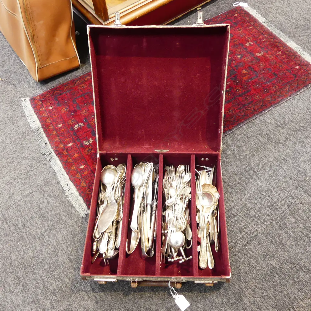 VINTAGE CASED CUTLERY  Image 1++