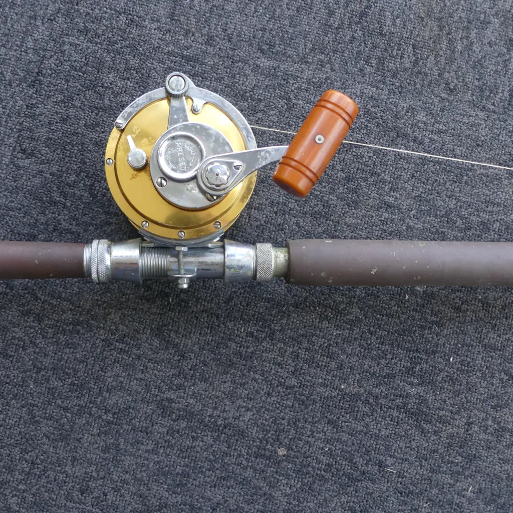 VINTAGE PENN 50 INTERNATIONAL GOLD FISHING REEL (WITH BOX) on Fenwick USA ROD '640 IGFA50lb Class' Image 1++