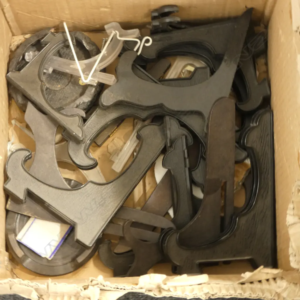 ASST. PLATE STANDS Image 1++