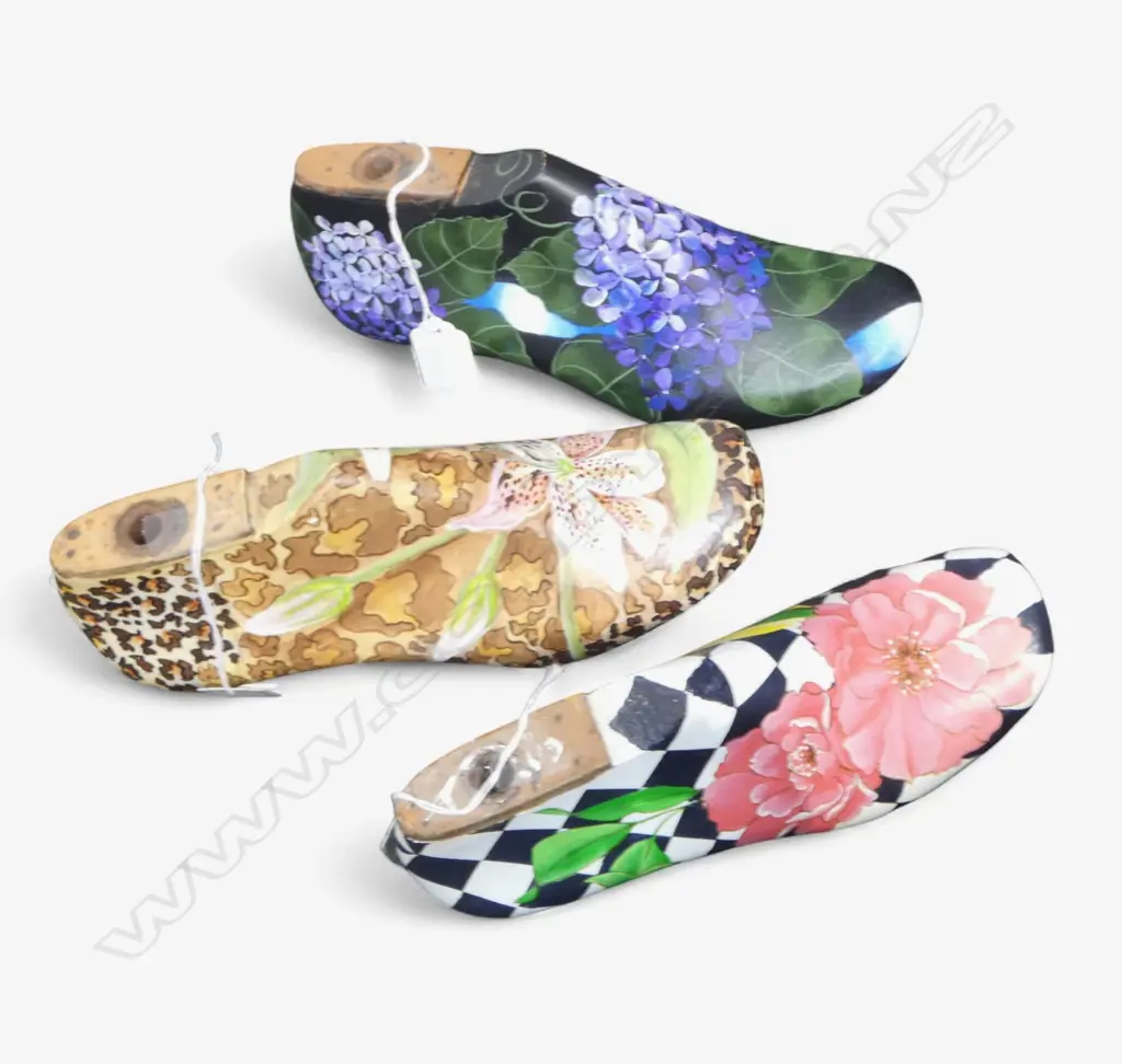 3 CAROLYN MCCONDACH BOTANICAL STUDIES ON ANTIQUE WOODEN SHOE MOULDS  250 X 90 MM (EACH) Image 1++