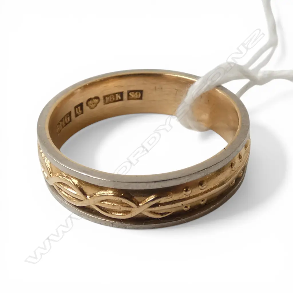 VINTAGE SWEDISH 18ct  Y/W GOLD GENTS BAND RING, 8.5GMS SIZE V Image 1++