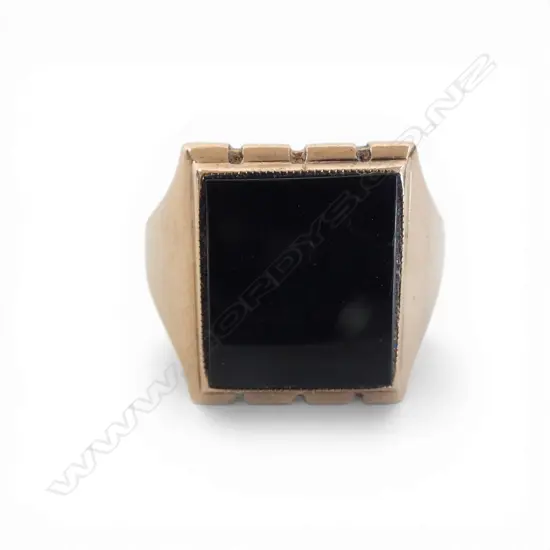 9CT BLACK ONYX SIGNET RING, 5.8gms size U