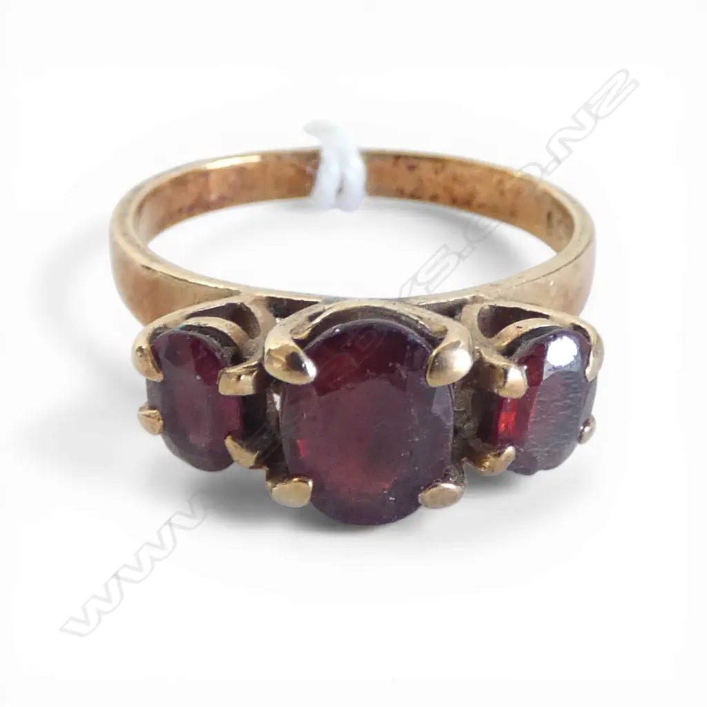 9CT 3 GARNETS WITH WEAR TO STONES RING 3.6gms SIZE O Approx Image 1++