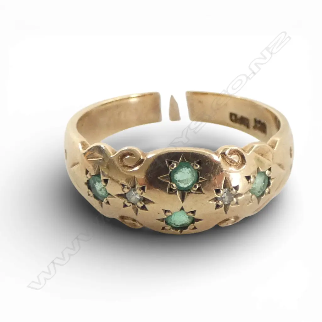 9ct DIAMOND & EMERALD RING, 2.67gm SIZE N Image 1++