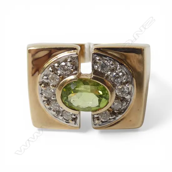 9ct PERIDOT & DIAMOND SIGNET STYLE RING, 12.21gm SIZE T