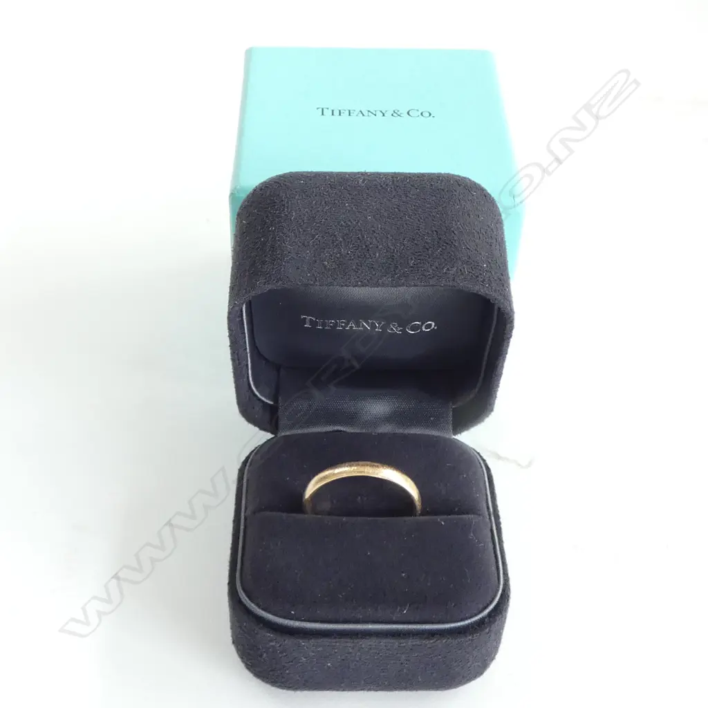 18ct TIFFANY WEDDING BAND, 3.42gm, stamped, boxed, size R Image 1++