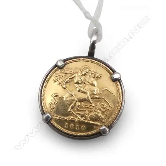 SILVER MOUNTED 1910 GOLD SYD. HALF SOVEREIGN PENDANT, 5.02gm